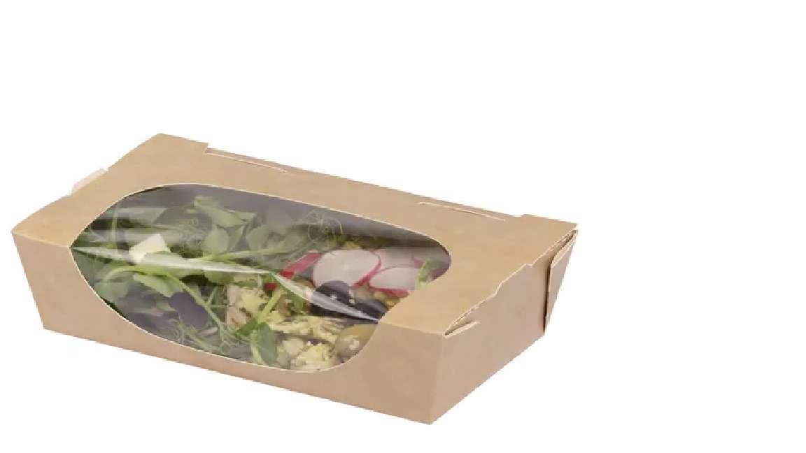 Brązowe pudełko z okienkiem, wypełnione świeżą sałatką z rzodkiewką, oliwkami i zielonymi liśćmi, na białym tle. Widoczne zamknięcie pudełka.
