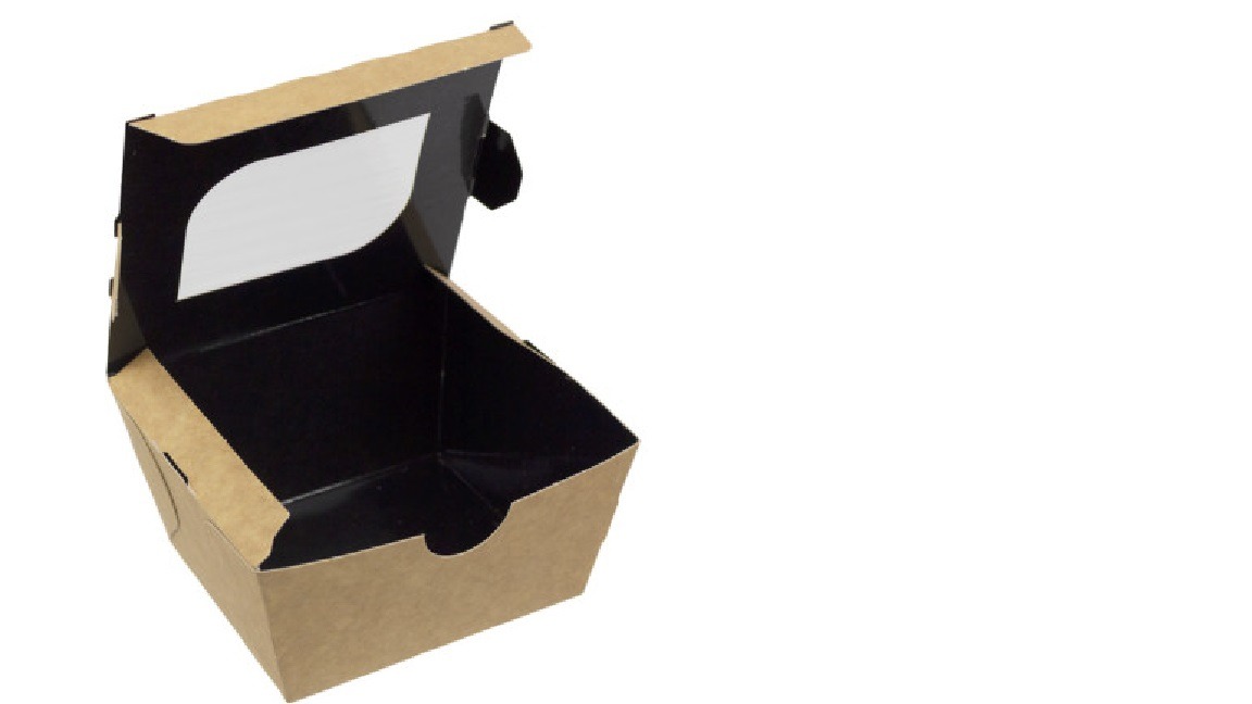 Otwarty kartonowy pojemnik z okienkiem, wnętrze wyłożone czarnym materiałem. Widoczne detale konstrukcji i wykończenia. Zastosowanie: catering, gastronomia.