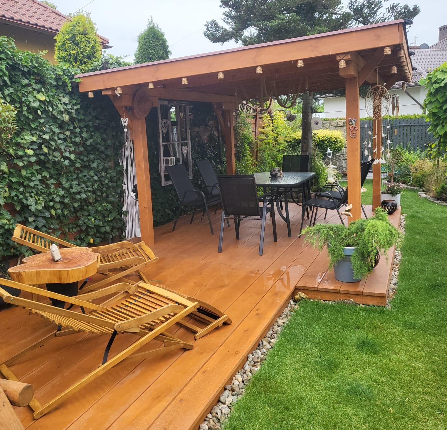 Taras zadaszony z częścią słoneczną.