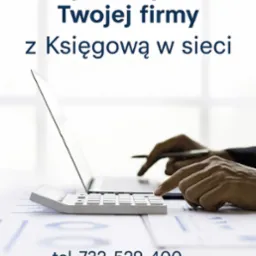 Kalkulator, dłonie nad klawiaturą laptopa, wykresy w tle. Napis: Bezpieczny start Twojej firmy z Księgową w sieci, dane kontaktowe.