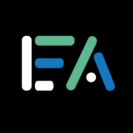 Minimalistyczne logo 'EA' z geometrycznych pasków w bieli, zieleni i błękicie na czarnym tle. Nowoczesny design.