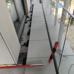 Głównie specjalizujemy się w układanie płytek balkonowych na wspornikach 
