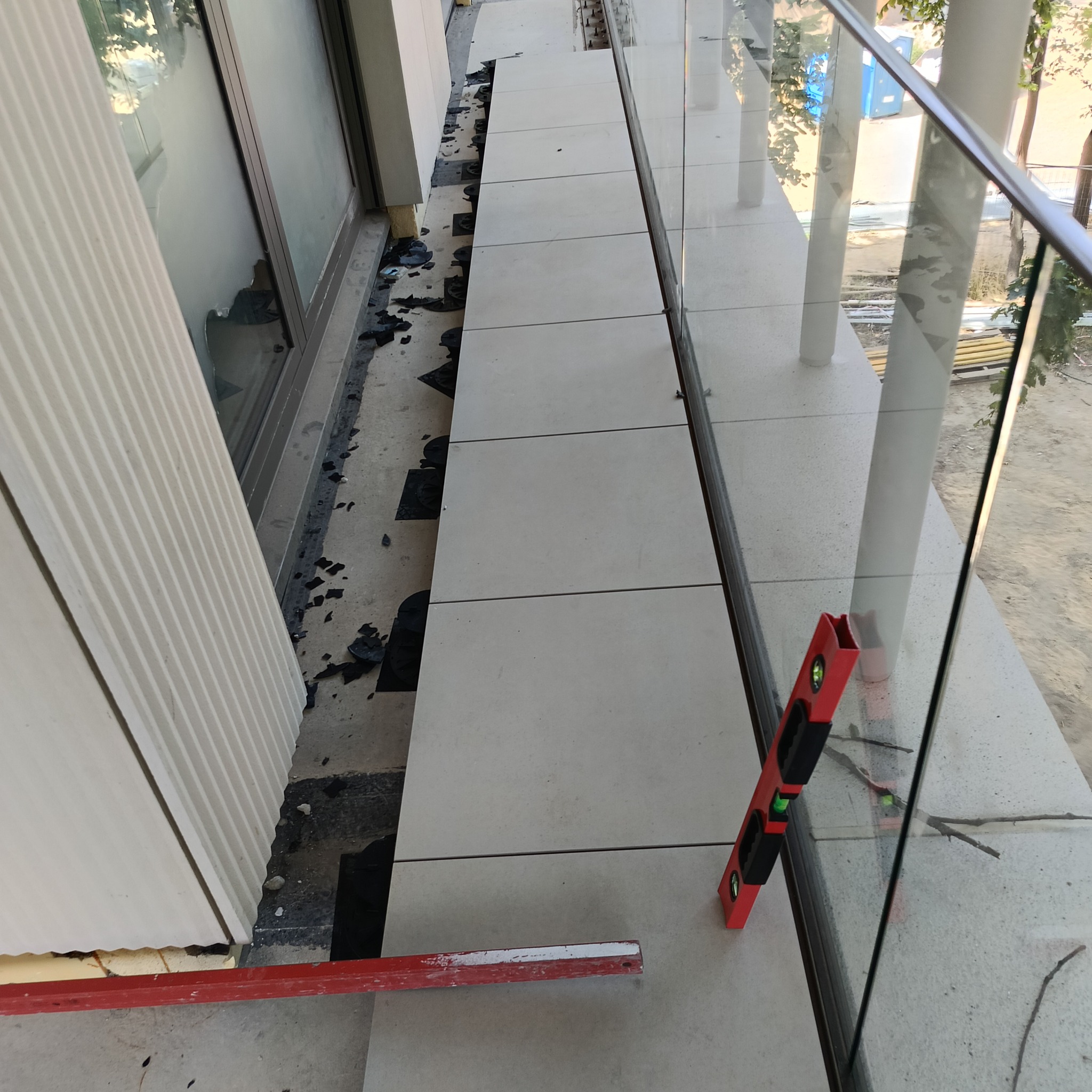 Głównie specjalizujemy się w układanie płytek balkonowych na wspornikach