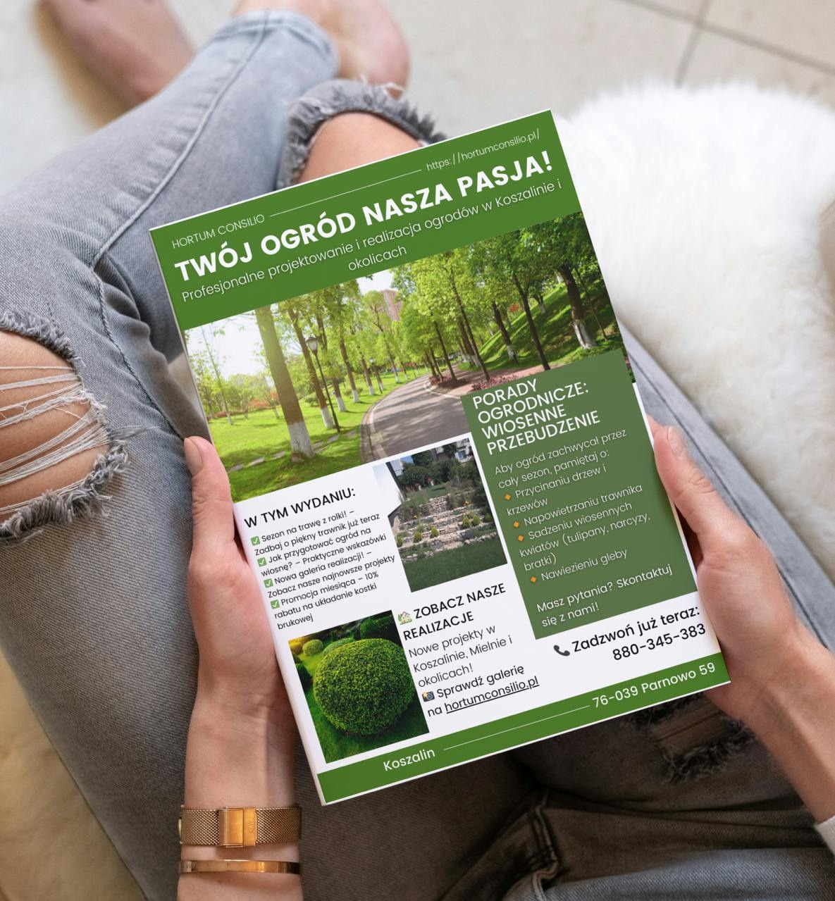 Osoba trzyma ulotkę firmy ogrodniczej Hortum Consilio z Koszalina. Ulotka prezentuje ofertę projektowania i realizacji ogrodów z poradami wiosennymi.