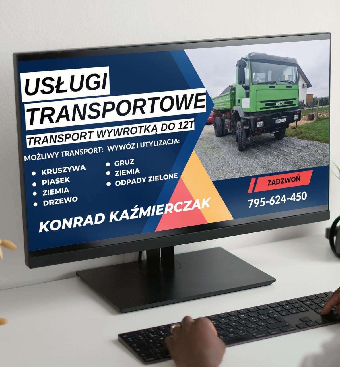 Monitor wyświetla reklamę usług transportowych wywrotką do 12t, z zieloną ciężarówką Iveco w tle i danymi kontaktowymi firmy Konrad Kaźmierczak.