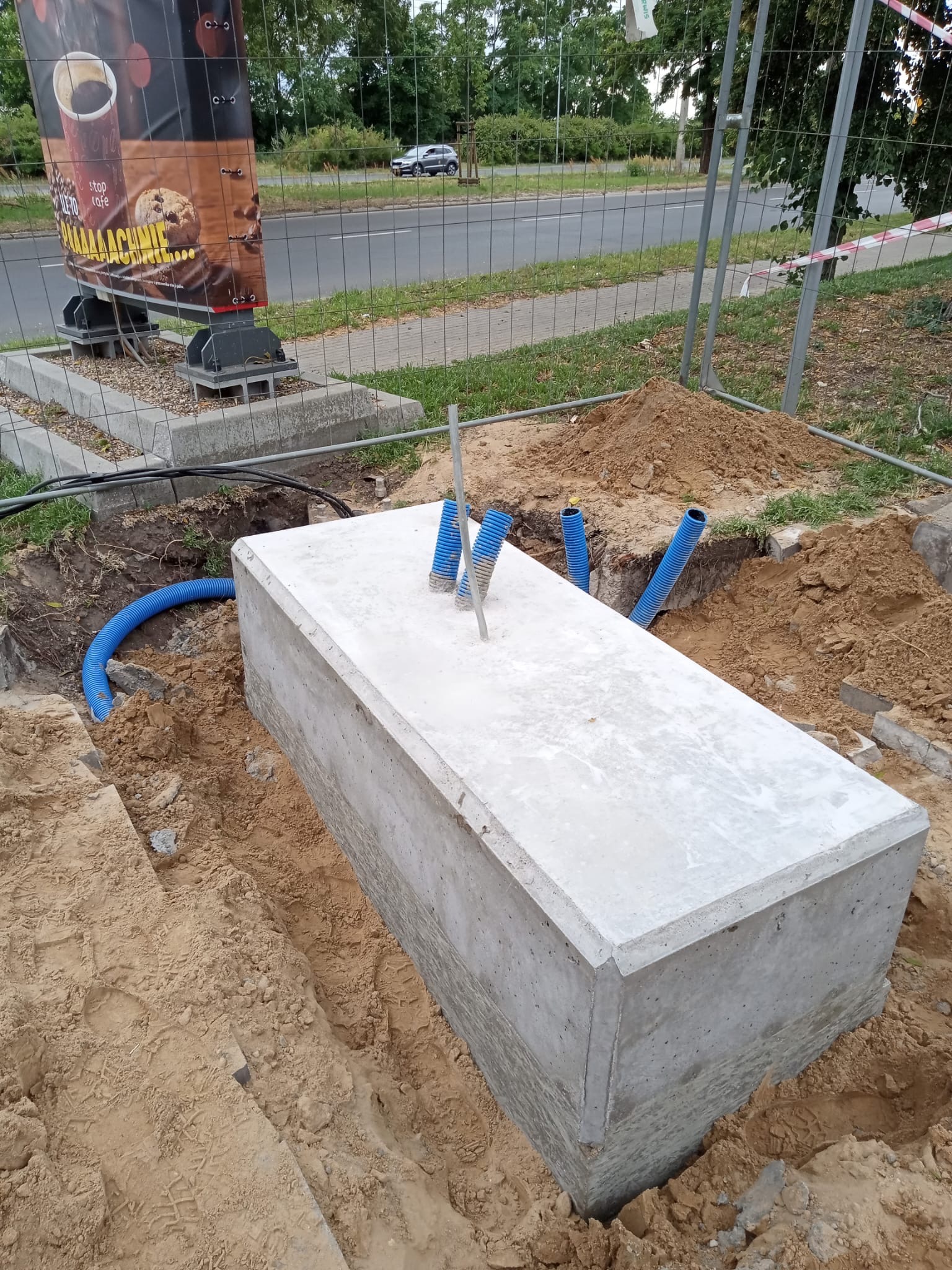 Fundament pod pylon cenowy na stacji paliw Orlen.