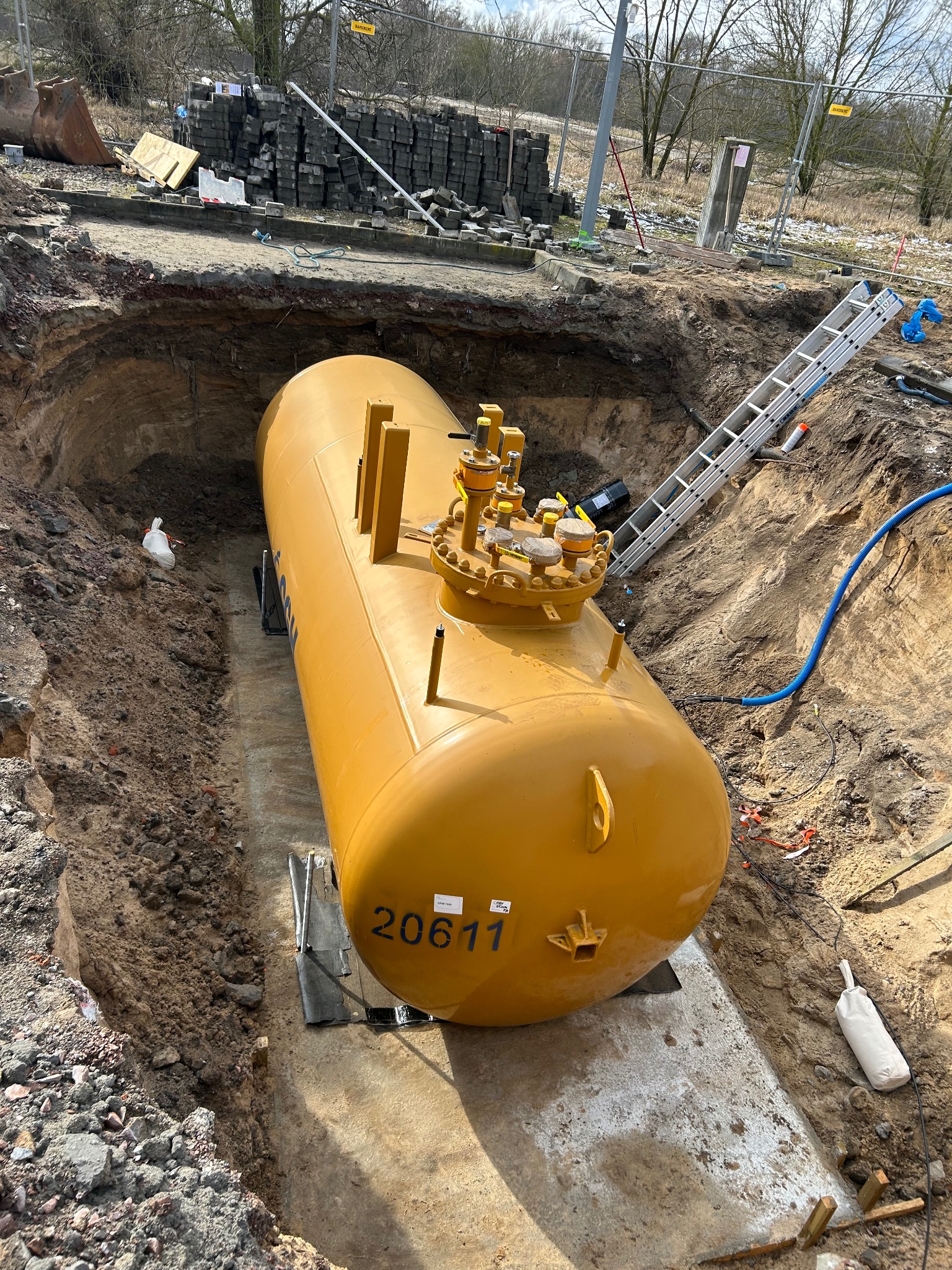 Zbiornik LPG stacja paliw Moya.