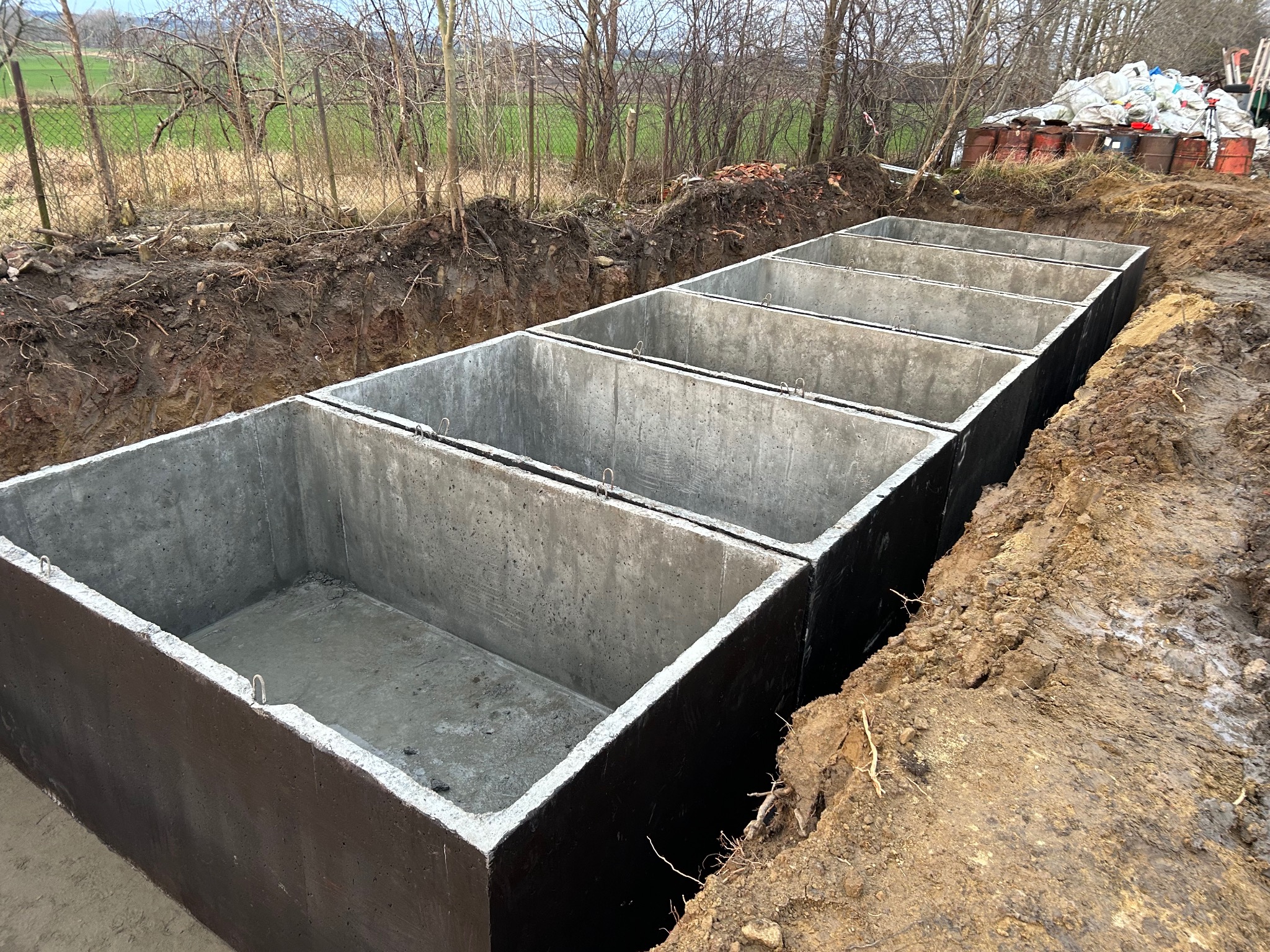 Montaż zbiorników na deszczówkę.