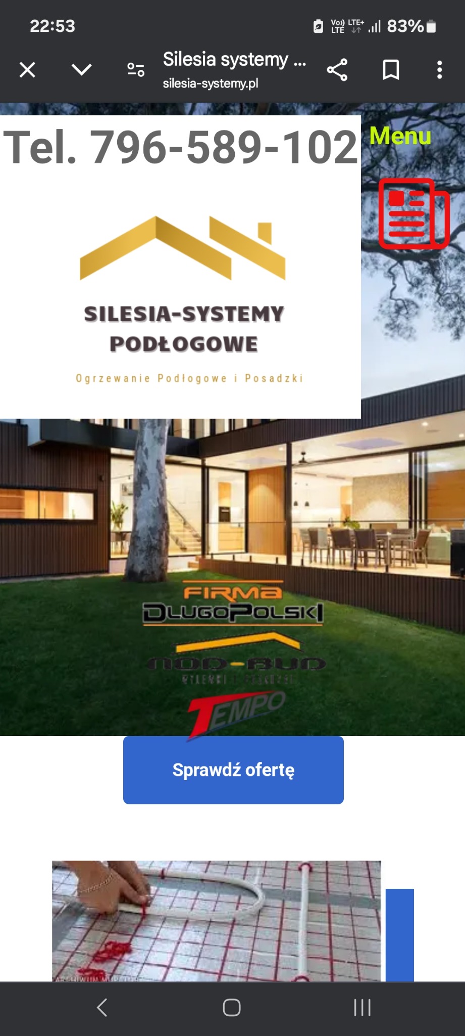 Układanie ogrzewania podłogowego na folii z siatką, widoczne rury i elementy mocujące. Reklama firmy Silesia Systemy Podłogowe. Ogrzewanie podłogowe i posadzki.