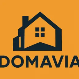 Logo firmy budowlanej DOMAVIA: stylizowany dom z oknami, ciemny odcień na pomarańczowym tle. Minimalistyczny design, nowoczesna typografia.