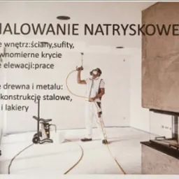 Malowanie natryskowe wnętrz i elewacji: pracownik w kombinezonie maluje ścianę natryskowo, widoczny agregat malarski, telefon kontaktowy.