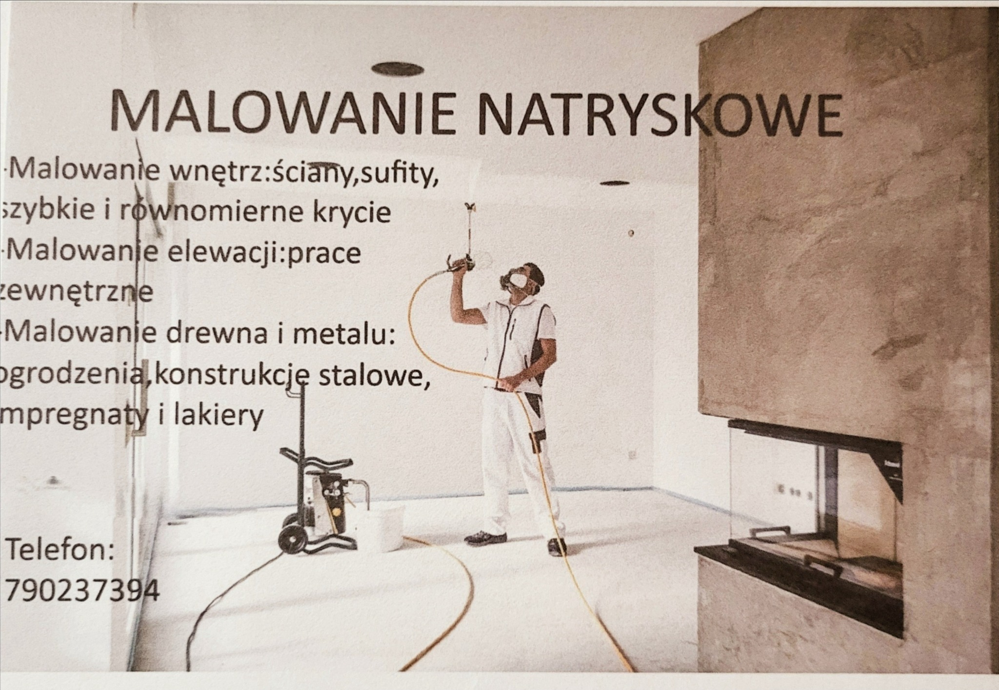 Malowanie natryskowe wnętrz i elewacji: pracownik w kombinezonie maluje ścianę natryskowo, widoczny agregat malarski, telefon kontaktowy.