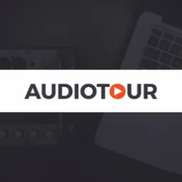 Logo Audiotour na tle biurka z mikserem audio i laptopem. Minimalistyczny design w odcieniach szarości i bieli. Elementy interfejsu użytkownika.