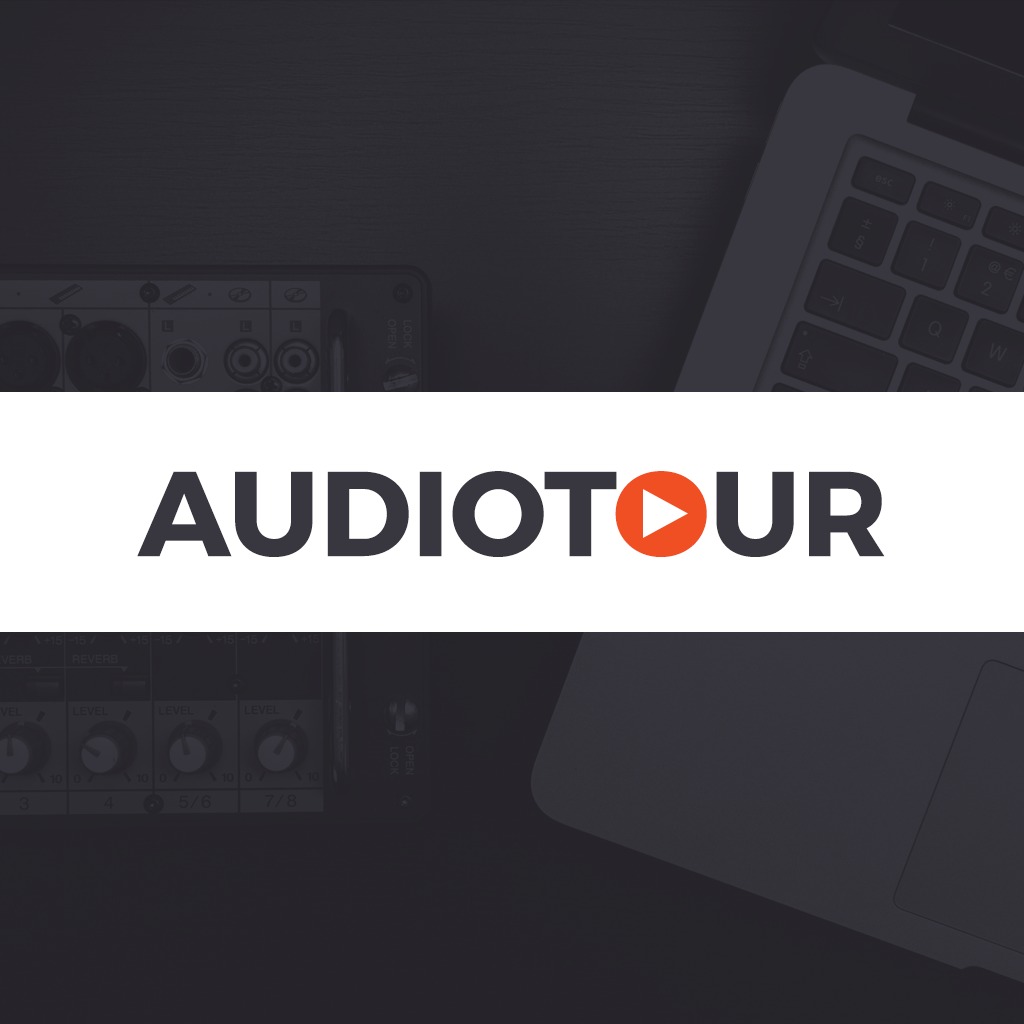 Logo Audiotour na tle biurka z mikserem audio i laptopem. Minimalistyczny design w odcieniach szarości i bieli. Elementy interfejsu użytkownika.