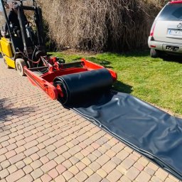 Przygotowanie do wysyłki płachty folii pvc pod wymiar klienta.