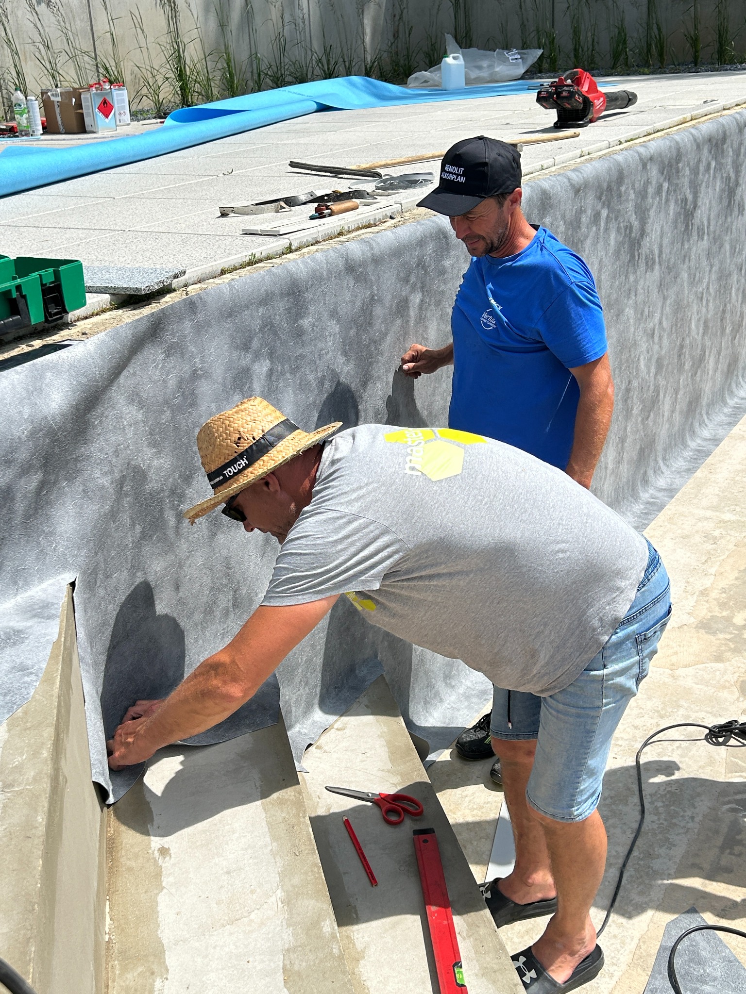Szkolenie z montażu folii basenowej.