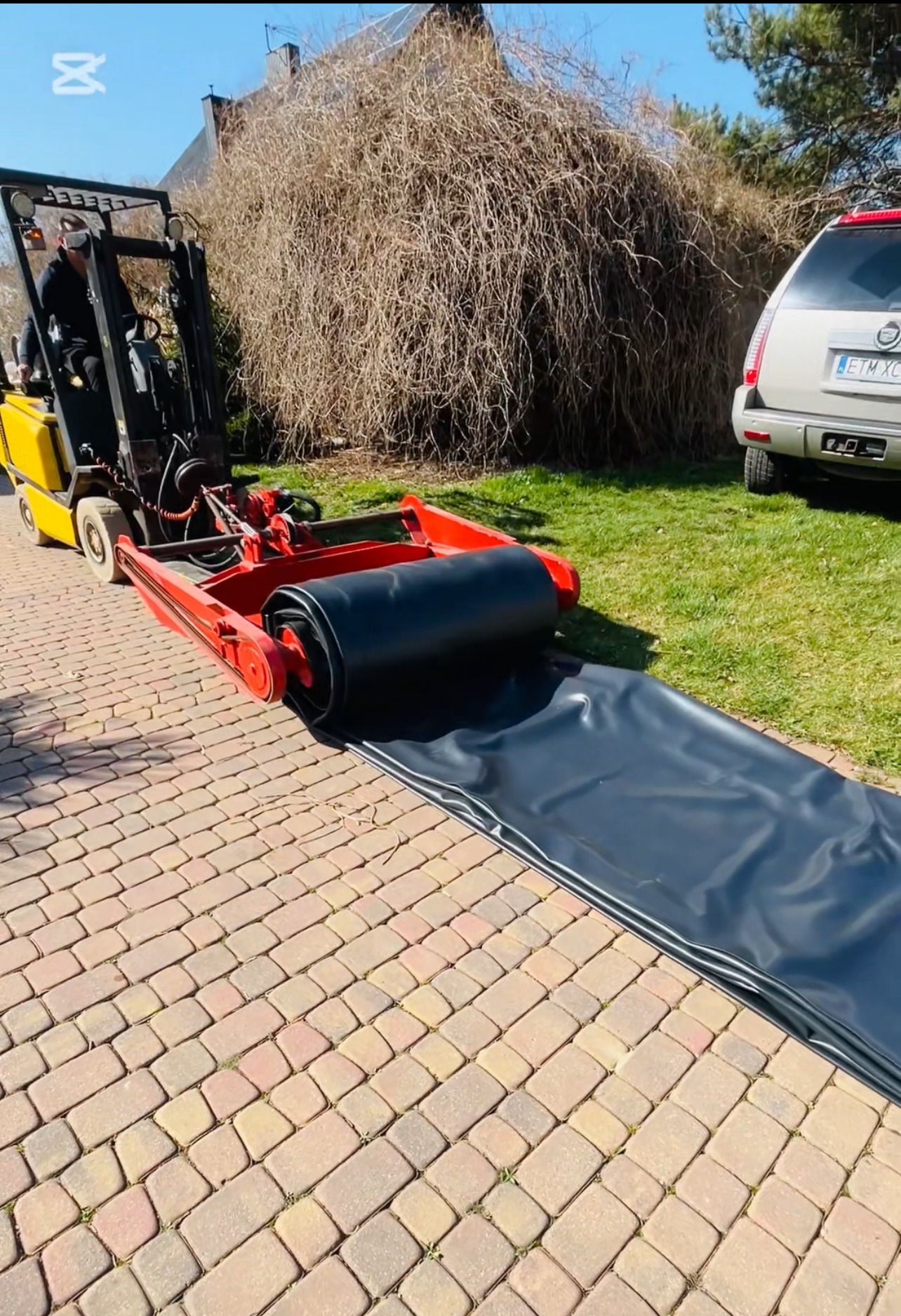 Przygotowanie do wysyłki płachty folii pvc pod wymiar klienta.