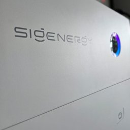 Falownik Sigenergy, pod nim Ładowarka DC 25kW. 