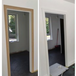 Mateusz kowalczyk - Zdjęcie 'przed i po' przedstawia montaż ościeżnicy drzwiowej. Po lewej surowa ościeżnica, po prawej pomalowana na biało, wykończona listwami. W tle widoczne okno i podłoga.