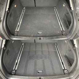 MATEUSZ WACŁAWEK PROCLEAN - Tapicerka bagażnika auta przed i po praniu. Górna część z widocznymi zabrudzeniami, dolna po czyszczeniu z odciśniętym logo marki Audi.