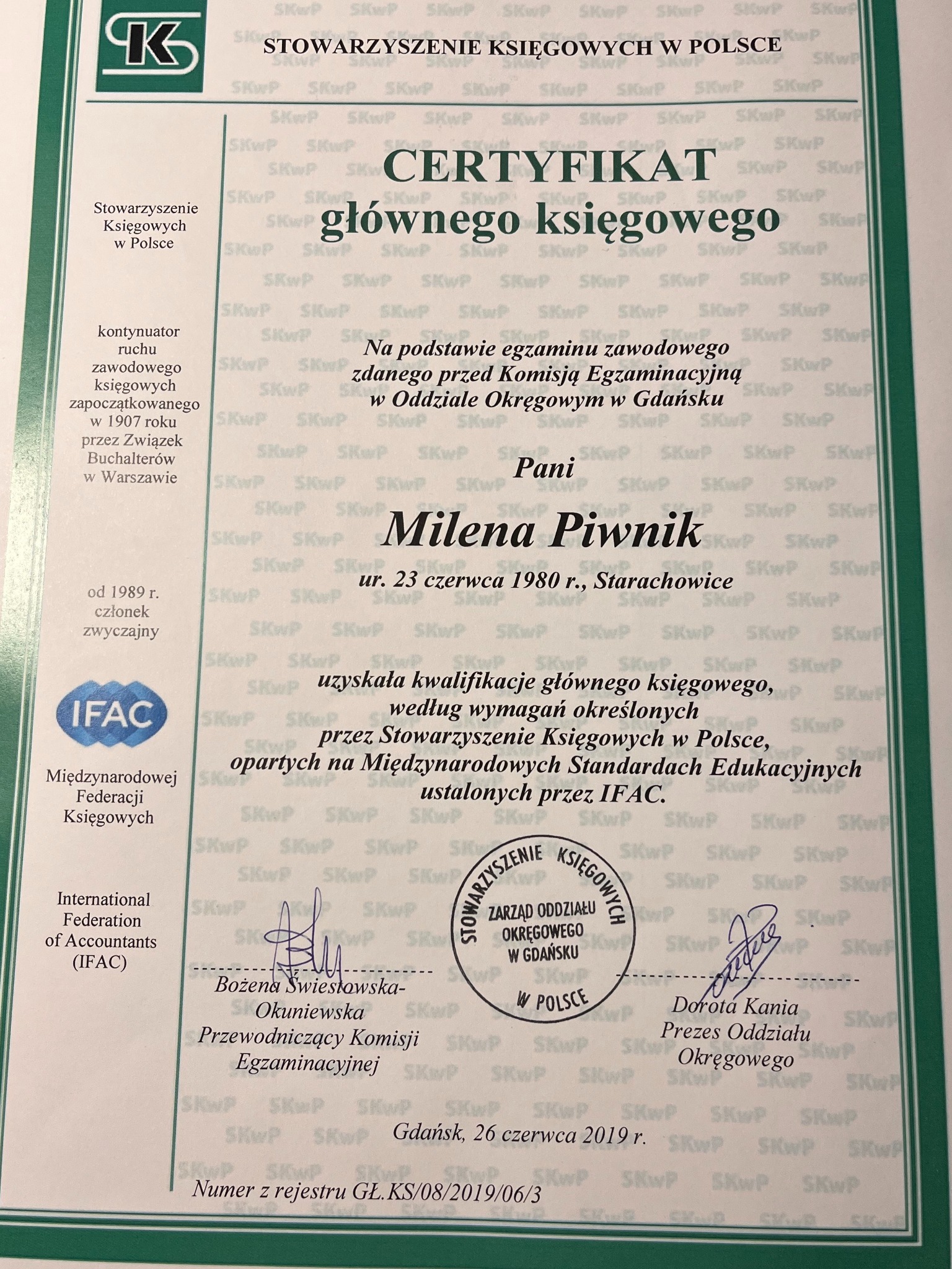 Certyfikat głównego księgowego Stowarzyszenia Księgowych w Polsce dla Mileny Piwnik, wydany w Gdańsku 26 czerwca 2019 roku. Dokument w zielonej ramce.