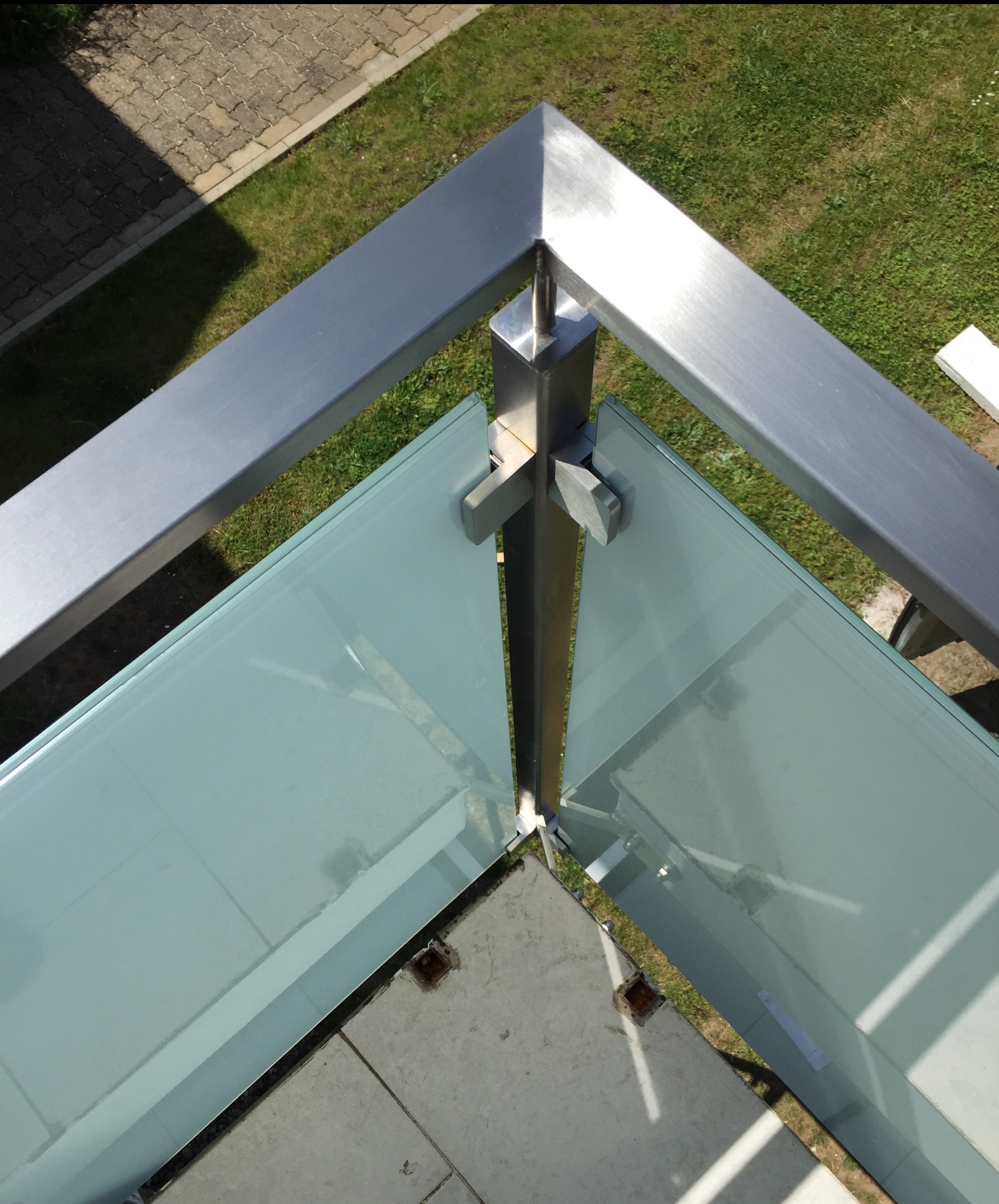 Szklana balustrada balkonowa z elementami ze stali nierdzewnej, widok z góry. Realizacja w Cekcynie. Nowoczesny design i solidne wykonanie.