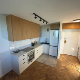 Realizacja kuchni w małym mieszkaniu w bloku z wielkiej płyty.