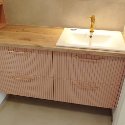 Szafka pod umywalkę z frontami lakierowanymi ryflowanymi.