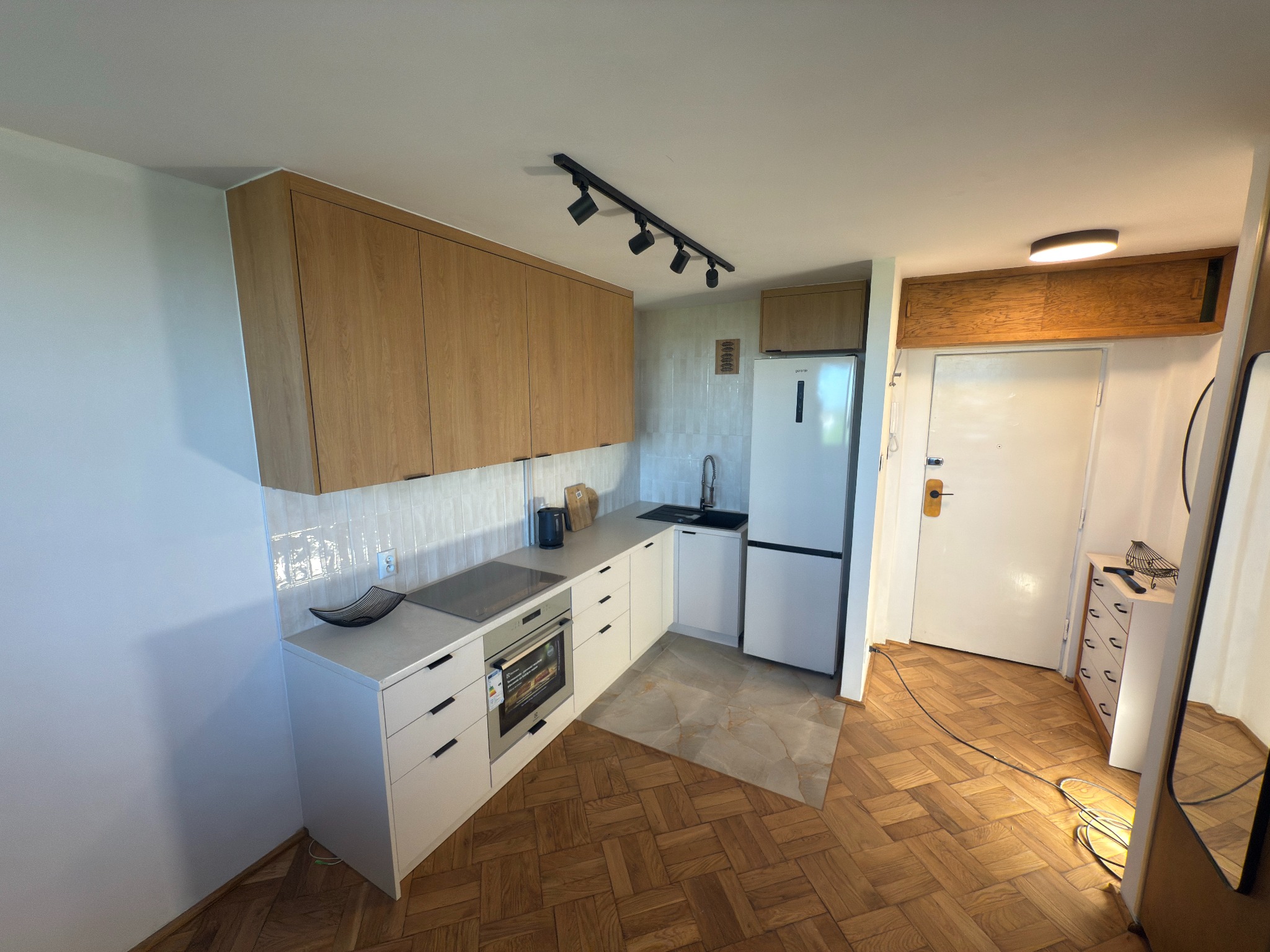 Realizacja kuchni w małym mieszkaniu w bloku z wielkiej płyty.