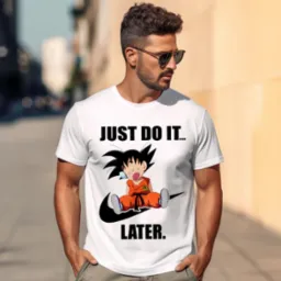 Mężczyzna w białej koszulce z nadrukiem postaci z anime siedzącej na logo Nike i napisem 'Just do it... Later'.