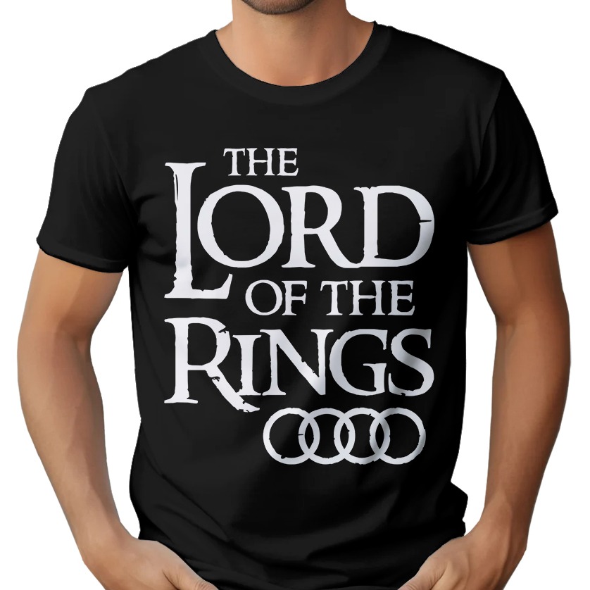 Czarna koszulka z białym nadrukiem 'The Lord of the Rings', prezentowana na osobie. Nadruk w stylu filmowym, z motywem czterech pierścieni na dole.