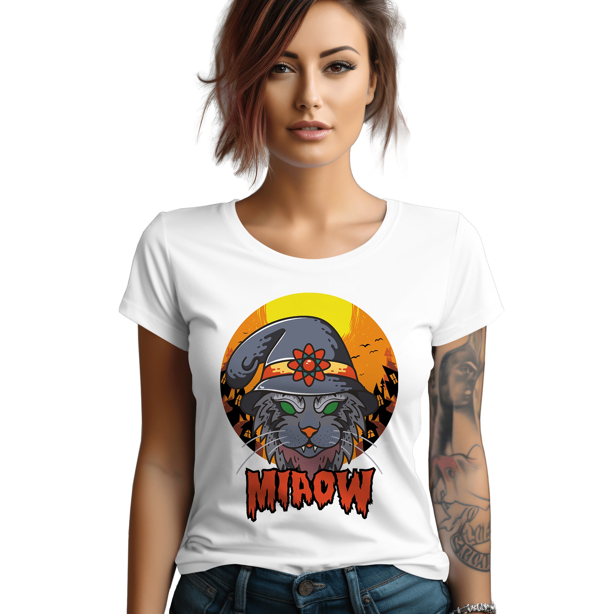 Kobieta w białej koszulce z nadrukiem kota w kapeluszu czarownicy na tle zachodzącego słońca i nawiedzonego domu, pozuje na białym tle. Halloween.