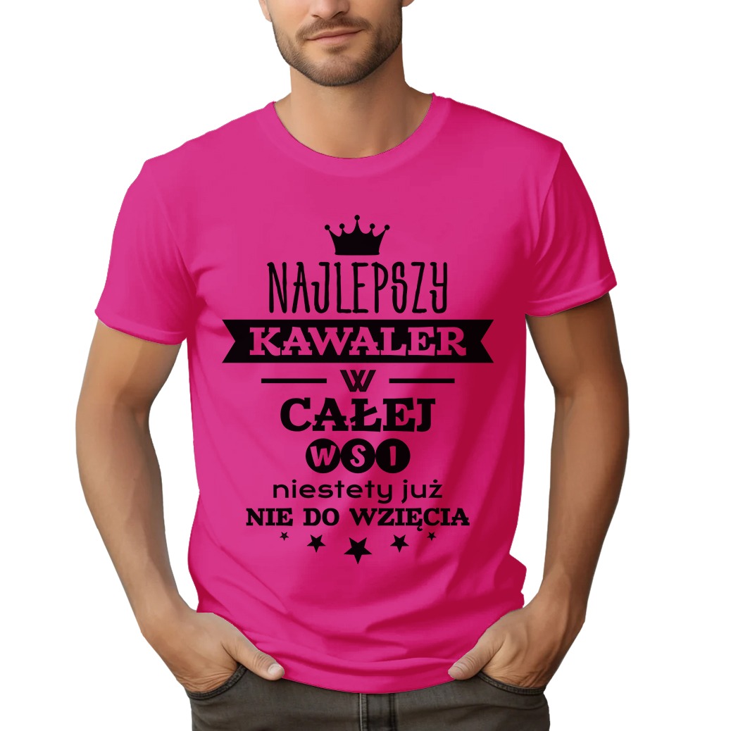 Mężczyzna w różowej koszulce z czarnym nadrukiem 'Najlepszy Kawaler w Całej Wsi niestety już NIE DO WZIĘCIA' i koroną. Prezent dla kawalera.
