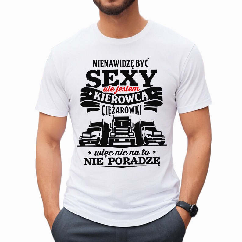 Mężczyzna w białej koszulce z czarnym nadrukiem o treści 'Nienawidzę być sexy, ale jestem kierowcą ciężarówki, więc nic na to nie poradzę' i grafiką ciężarówek.