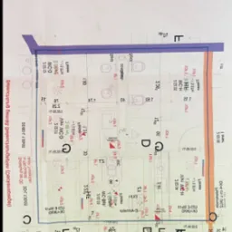 Plan instalacji elektrycznej z rozmieszczeniem punktów oświetleniowych, gniazd i przełączników, naniesiony na rzut architektoniczny pomieszczeń. Schemat techniczny, widok z góry.