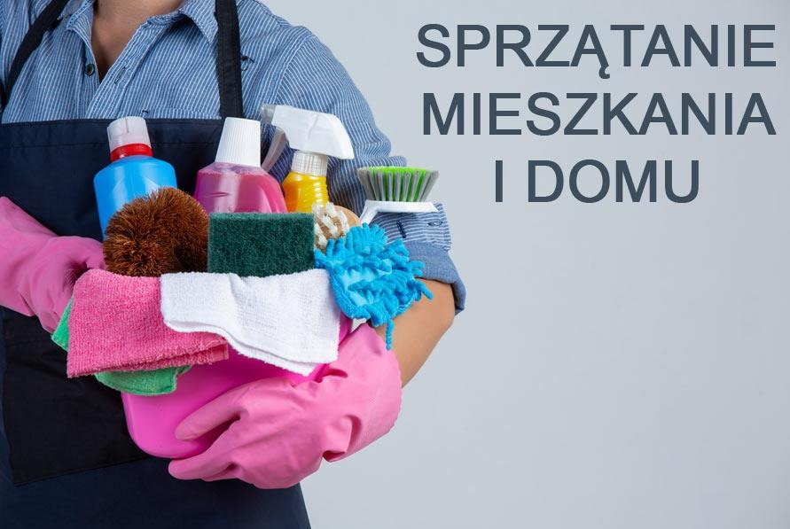 Osoba w fartuchu trzymająca wiadro ze środkami czystości, w różowych rękawicach. Widoczne butelki, gąbki i ściereczki. Na szarym tle napis SPRZĄTANIE MIESZKANIA I DOMU.