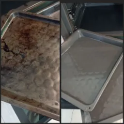 Blacha do pieczenia przed i po czyszczeniu. Po lewej stronie brudna, po prawej czysta, włożona do piekarnika. Widoczny efekt sprzątania.