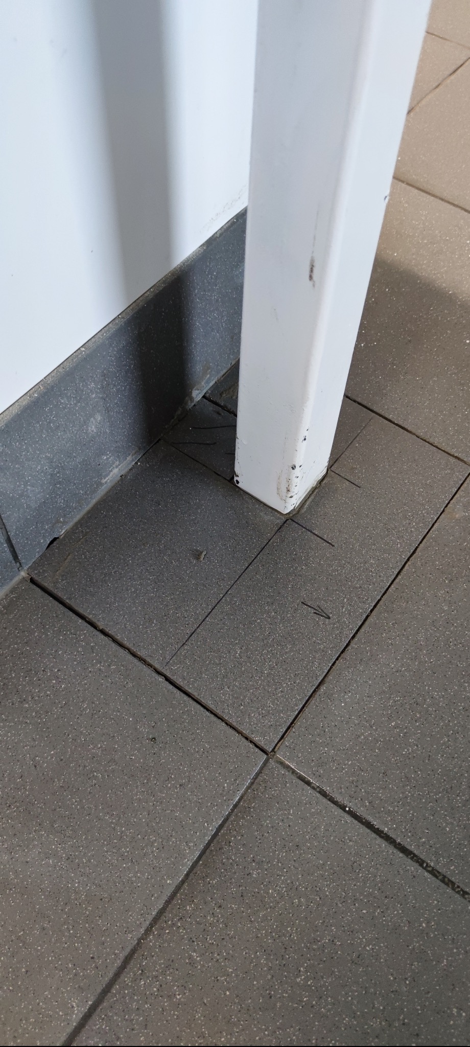 Uzupełnienie kafelek po montażu nóg podporowych