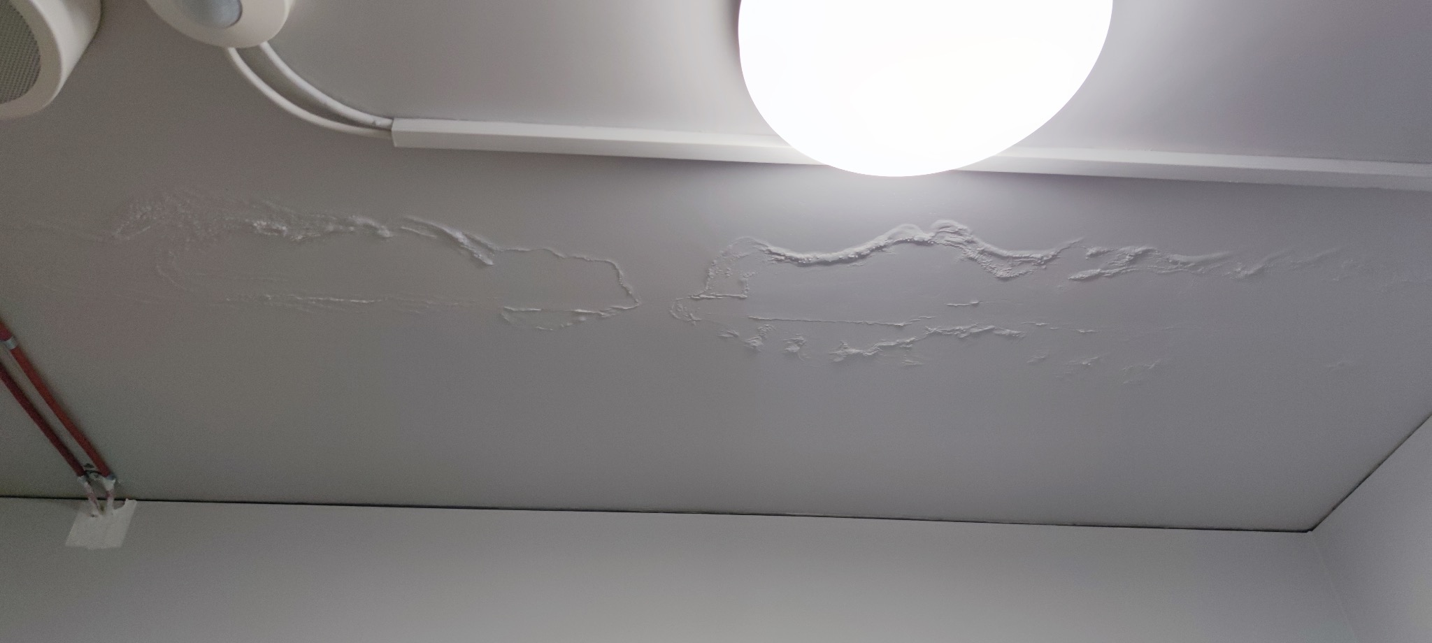 Uszkodzony zalany sufit