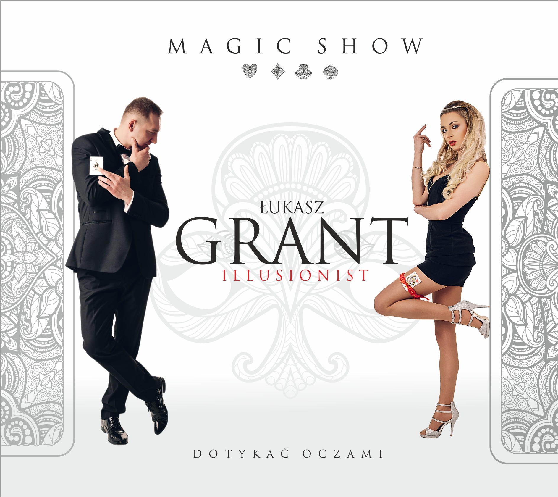 Plakat magicznego show: iluzjonista w smokingu z kartą i kobieta w sukience z podwiązką z kartą, na białym tle z ozdobnymi elementami.