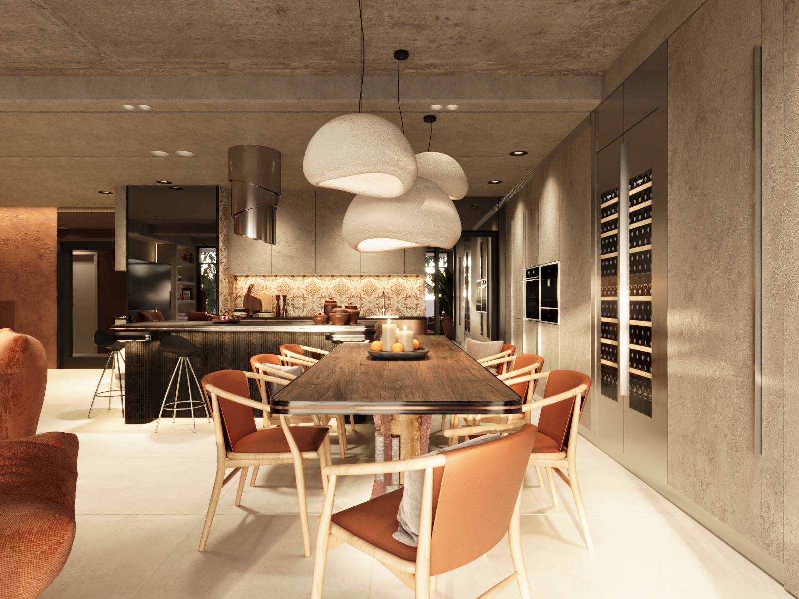 Stylowa jadalnia w Poznaniu: drewniany stół otoczony krzesłami z pomarańczową tapicerką, wiszące lampy o organicznym kształcie, kuchnia w tle z wzorzystą ścianą.