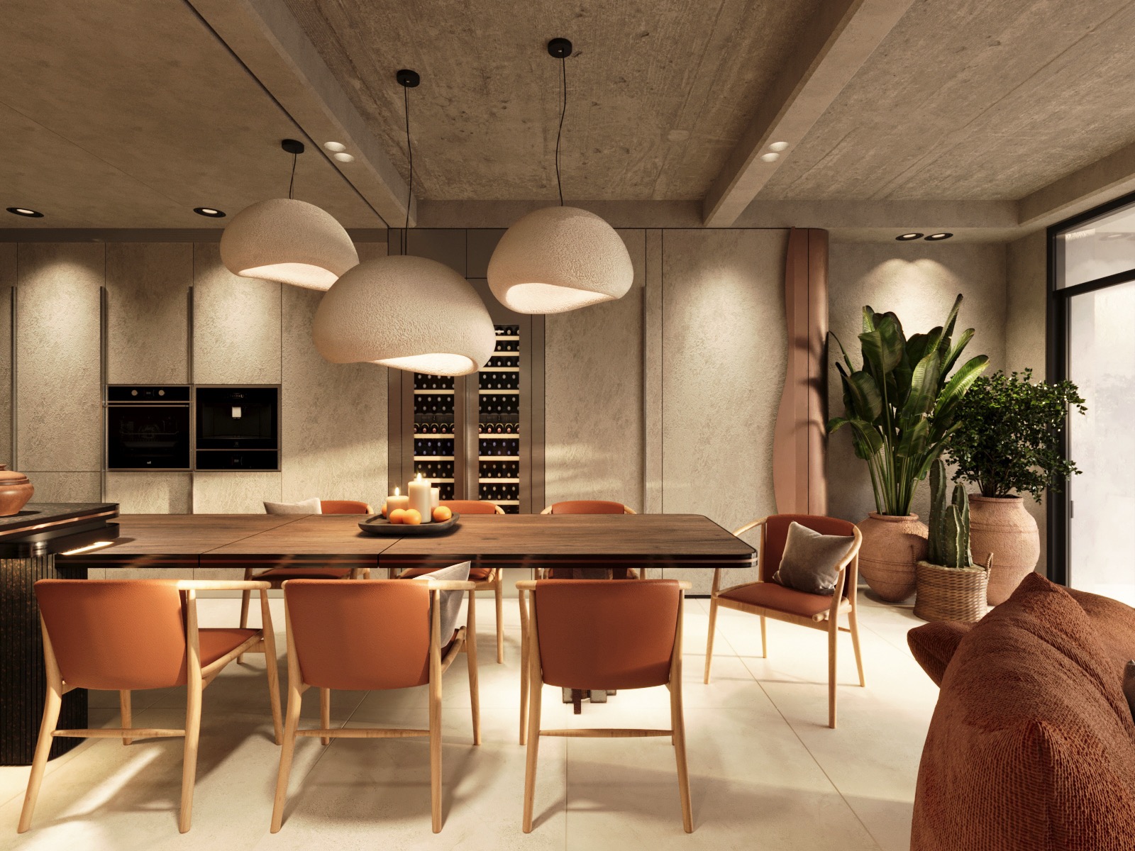 Nowoczesna jadalnia z drewnianym stołem, pomarańczowymi krzesłami i wiszącymi lampami o organicznym kształcie. W tle zabudowa kuchenna i rośliny doniczkowe.