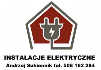 Logo firmy elektrycznej: szary symbol wtyczki z błyskawicą na tle bordowego, pięciokątnego obrysu. Poniżej napis 'INSTALACJE ELEKTRYCZNE' i dane kontaktowe.