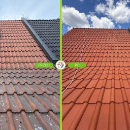 GeKon Grzegorz Konopka - Czerwona dachówka przed i po czyszczeniu, widoczne zabrudzenia po lewej stronie i czysta powierzchnia po prawej, na tle błękitnego nieba z chmurami.