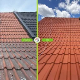 Czerwona dachówka przed i po czyszczeniu, widoczne zabrudzenia po lewej stronie i czysta powierzchnia po prawej, na tle błękitnego nieba z chmurami.