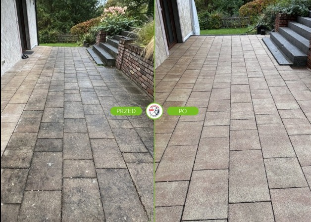 Kostka brukowa przed i po czyszczeniu. Lewa strona brudna, prawa czysta. Widoczne schody i zieleń w tle. Porównanie efektu mycia ciśnieniowego.