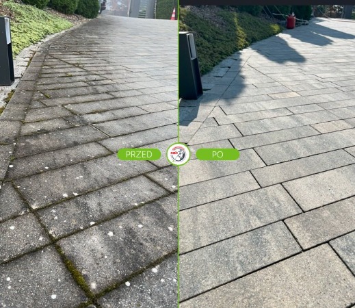 Kostka brukowa przed i po czyszczeniu. Lewa strona brudna, z mchem, prawa strona czysta, szara. Widoczne krzewy i lampy oświetleniowe.