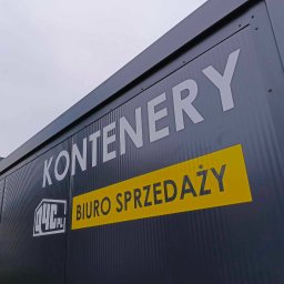 FIRMA USŁUGOWO HANDLOWA SZYMON DONAJSKI - Kontener biurowy z napisem 'Kontenery Biuro Sprzedaży' w kolorach białym i żółtym na szarym tle, widok z boku, z lekkiego dołu, pochmurne niebo.