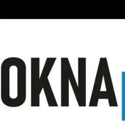 Grafika z logotypem firmy 'OKNA profi' w kolorach czarnym i niebieskim, przedstawiająca okno z żaluzjami w lewym górnym rogu.
