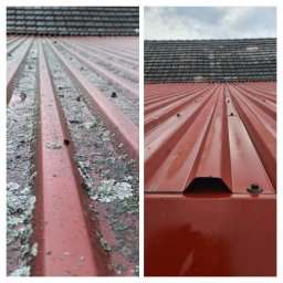 Clean BrukSystems - Dach z blachy trapezowej: po lewej silnie zabrudzony mchem i porostami, po prawej czysty, lśniący po zabiegu. Widok z dołu, perspektywa zbieżna.
